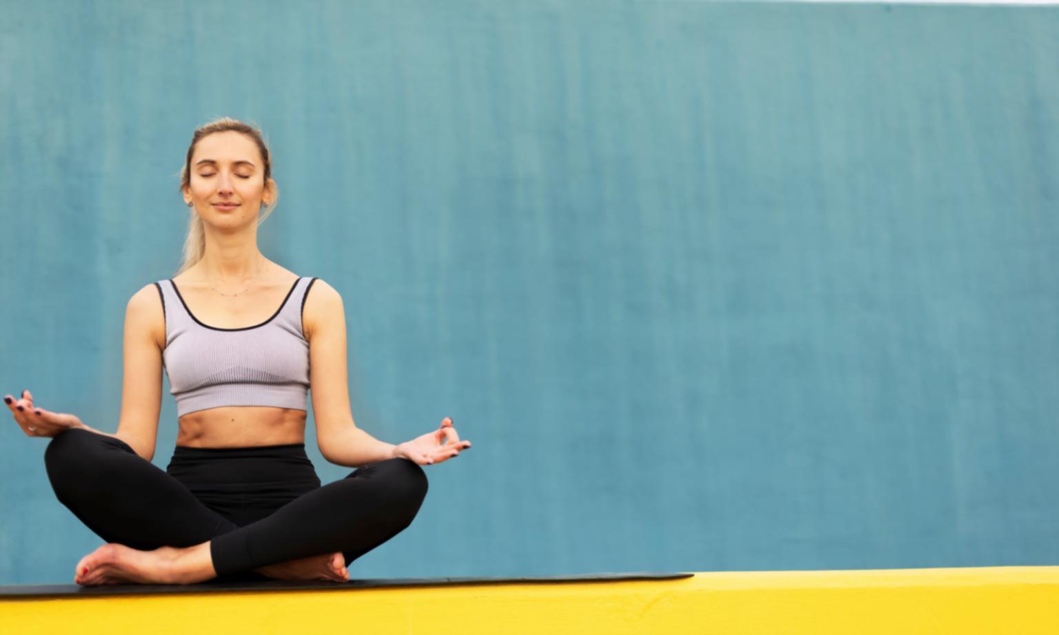 Групповые занятия гимнастикой в светлом зале